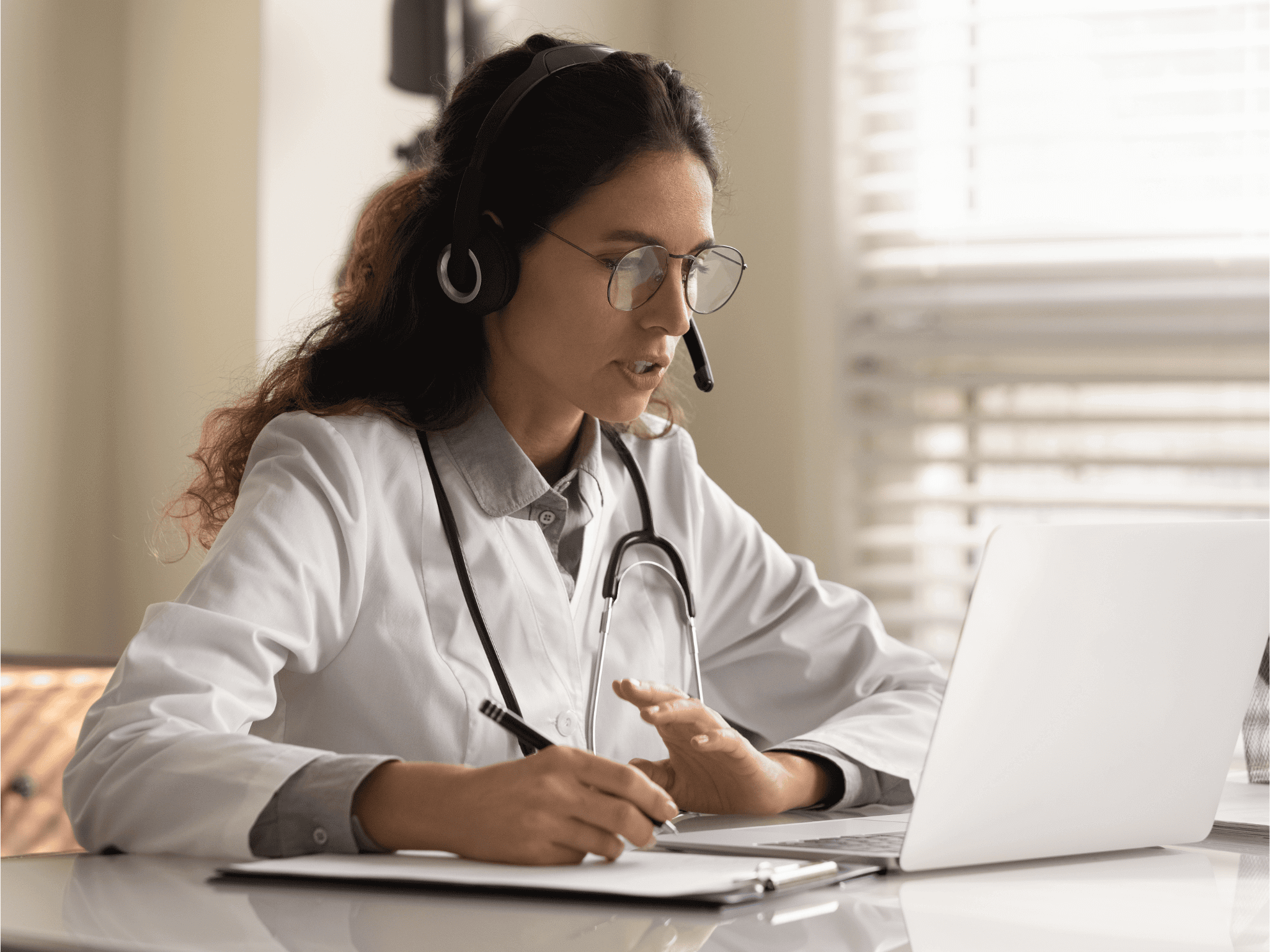 Parmazip - Pharmacist using telepharmacy tools for virtual consultation